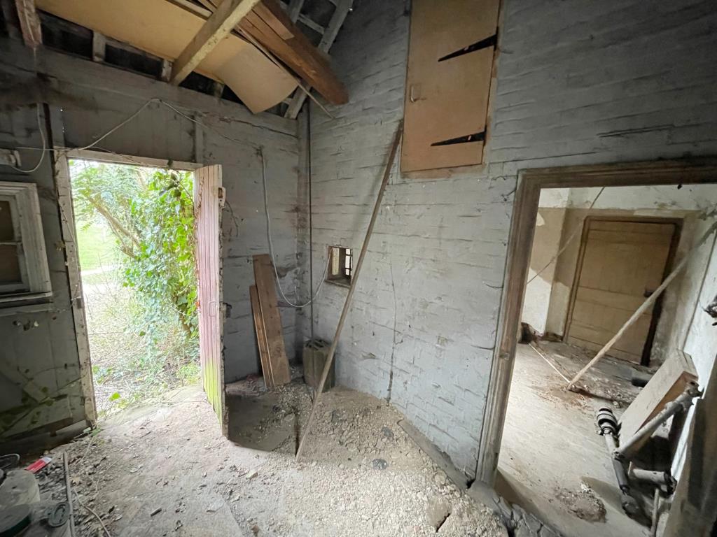Lot: 75 - VACANT LOCK-UP STORE WITH POTENTIAL - Vacant Lock-up Store/Studio in Gt Dunmow room one